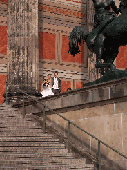 Brautpaar in den Kolonnaden des Alten Museums